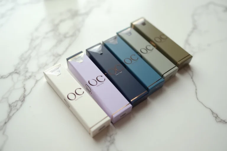 Différentes couleurs de paquets de cigarettes Vogue disposés en éventail sur marbre blanc